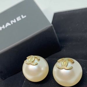 ✨SOLD✨ Vintage Chanel Jumbo Pearl Earrings